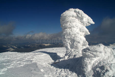 山顶被雪覆盖