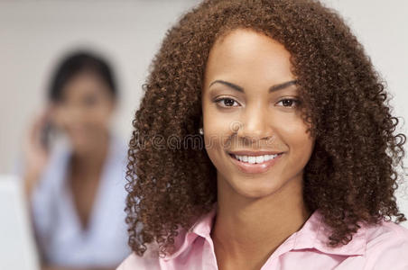 混血胸美丽的混血黑人女孩微笑照片