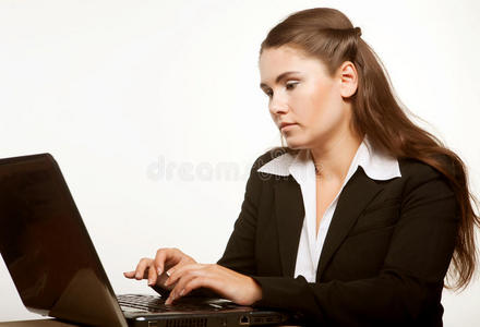 年轻女子用笔记本电脑