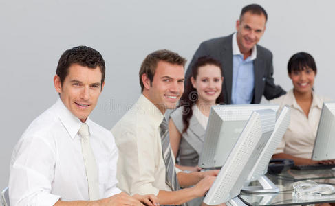 在办公室使用计算机的业务团队