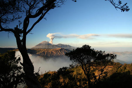 塞梅鲁火山