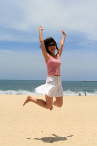 中国女孩在沙滩上跳