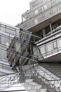 商业建筑的玻璃和金属结构