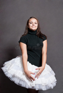 芭蕾舞演员穿白色短裙