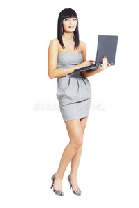 优雅的女商人拿着笔记本电脑