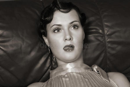躺在沙发上的死去的女人.摄影棚照片