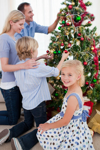 家庭挂在圣诞树上的装饰品