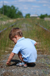 铁路上的小男孩