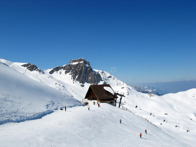 在瑞士阿尔卑斯山滑雪
