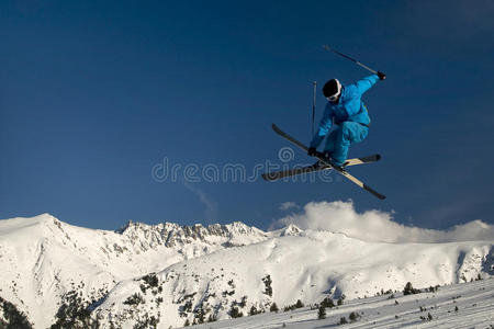 极限滑雪者跳跃。