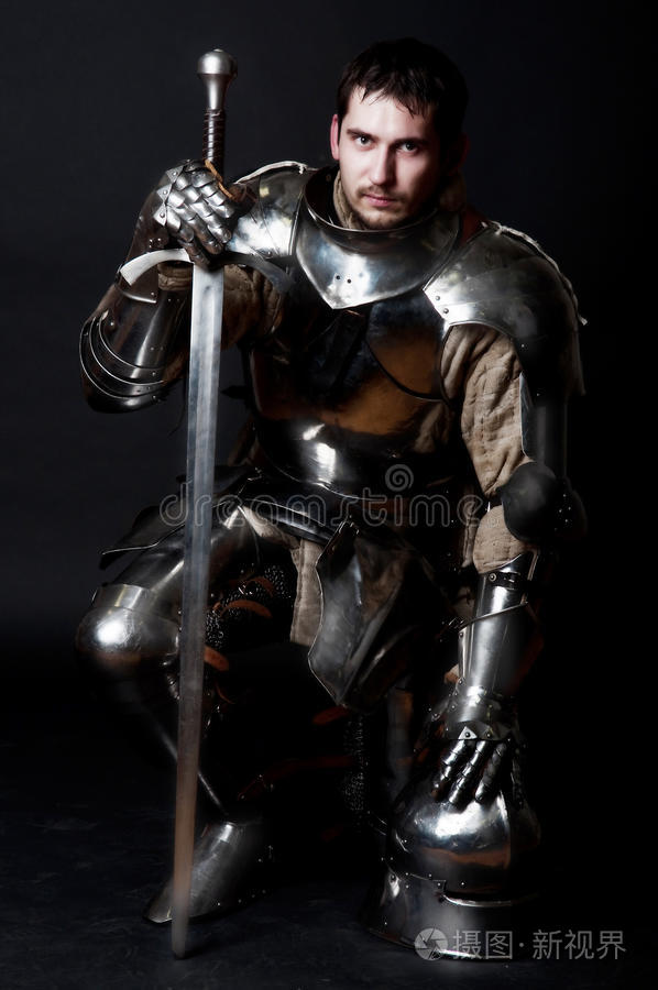 伟大的骑士拿着他的剑和头盔