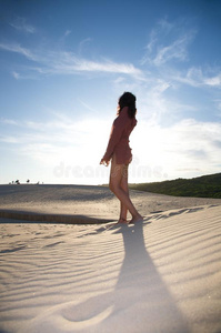 太阳下沙丘上的女人