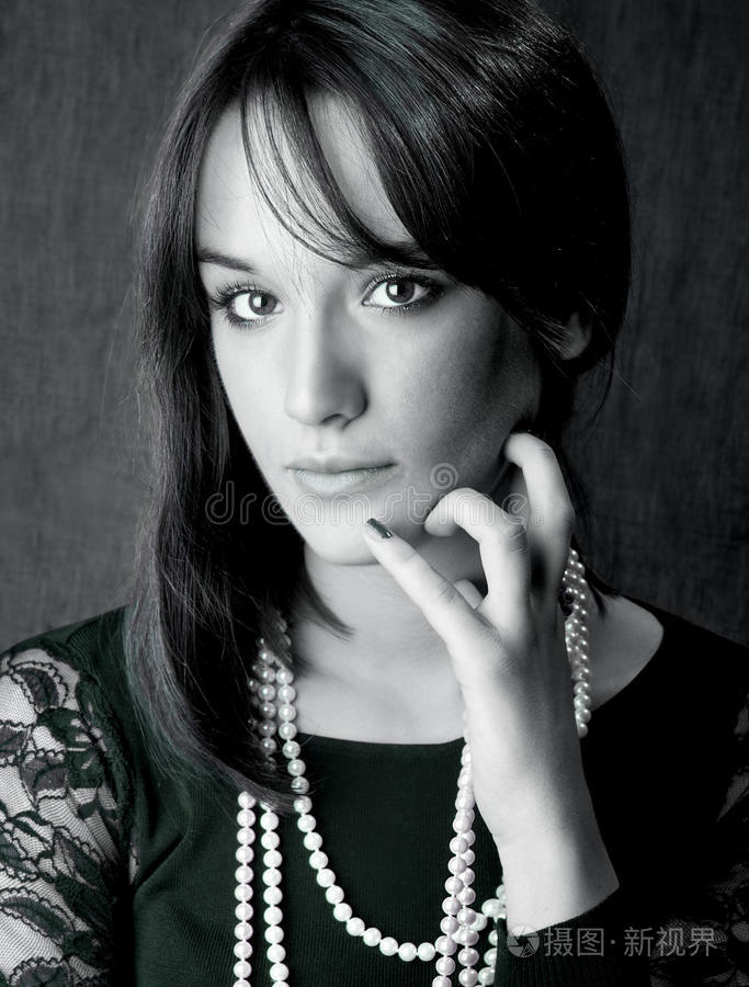 黑发美女黑白画像