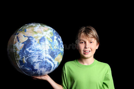 手里拿着地球球的男孩