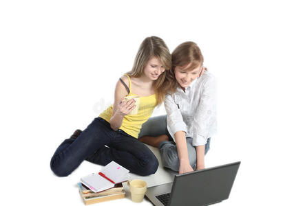 两个女学生在笔记本电脑上工作。