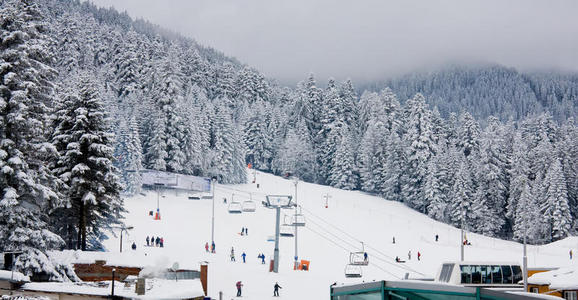 保加利亚博罗维茨的滑雪斜坡和椅子滑雪电梯
