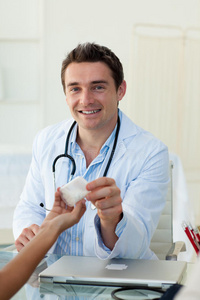 微笑的医生给病人吃药图片