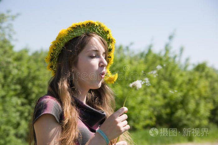 吹蒲公英的女孩