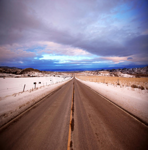 美国蒙大拿州的柏油路和天空