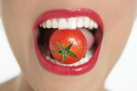 吃一个红色的西红柿女人的大嘴巴
