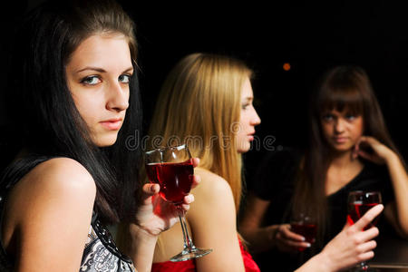三位年轻时尚女性在夜店