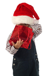 带着圣诞小礼品袋的小男孩