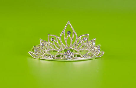 有绿色反光的头饰或王冠照片