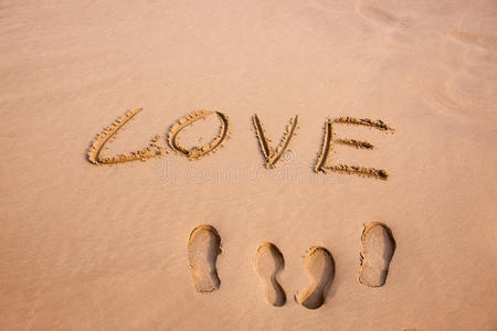 足迹和爱写在沙滩上的沙子上图片