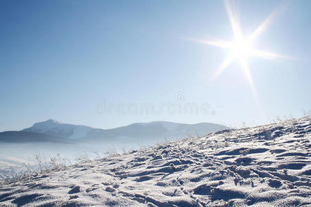 蓝天下的雪山