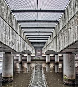 在城市水下的桥下.照片