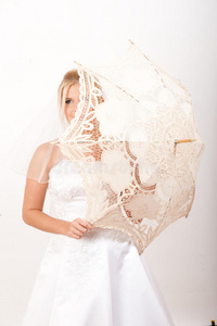 年轻漂亮的新娘带着雨伞参加婚礼