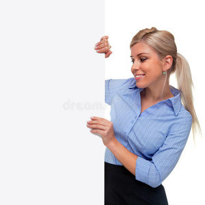 一个金发的女人拿着一块空白的招牌