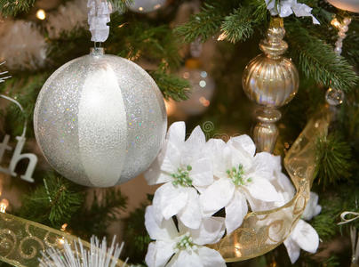 白色和银色圣诞树装饰品