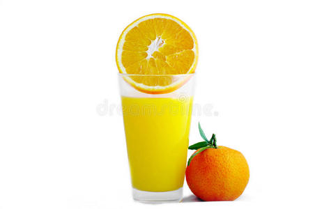 杯里有果汁和成熟的橙汁。