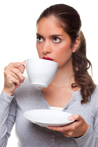 从茶杯和茶碟里喝茶的女人