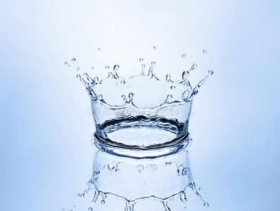 冒出抽象的水花水波泼蓝水水圈天空中的加拉帕戈斯鸟水冠水滴水花背