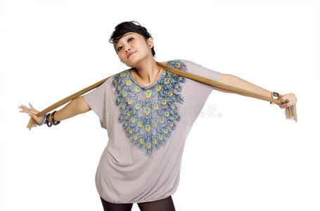 亚洲模特戴着围巾摆姿势图片