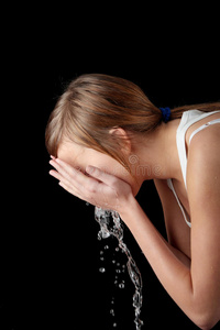 少女用水洗脸图片