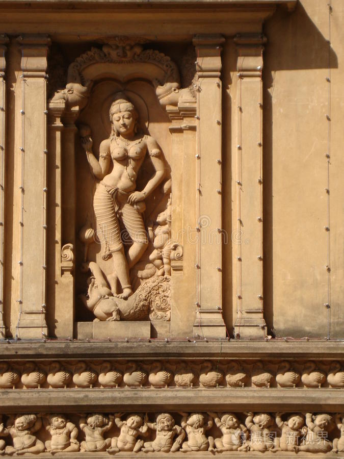 天使大布查萨拉斯瓦蒂女神绿色大门泰国女孩肖像树林中的木制教堂印度