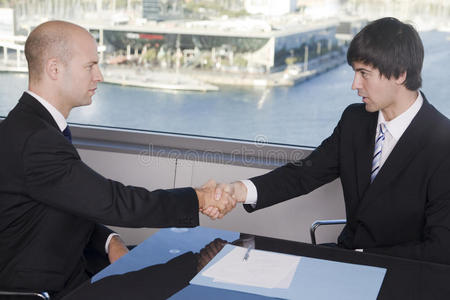 面试结束两个商人照片