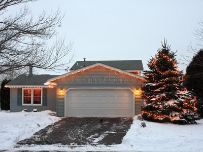 明尼苏达州带车库的圣诞灯