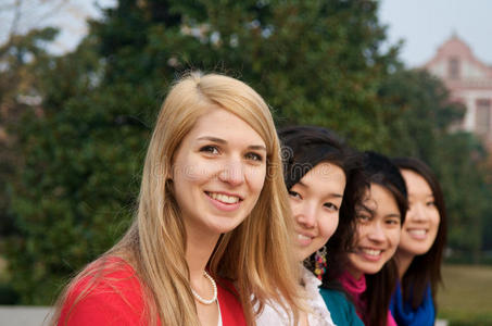 大学里的多元文化女孩图片