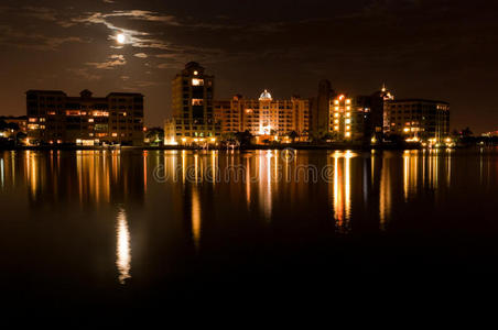 黄昏 月亮 美丽的 颜色 公寓 风景 自然 地标 海湾 场景