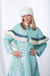 打扮成俄罗斯圣诞老人的女孩