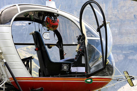 瑞士直升机在山区的驾驶舱