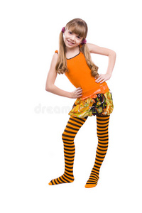 穿着橘色连衣裙的小女孩站着