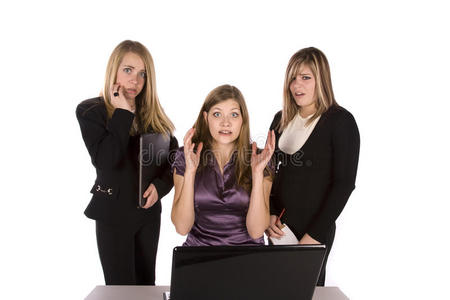 三个电脑失意的女人