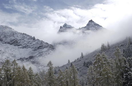 雪山雾山图片