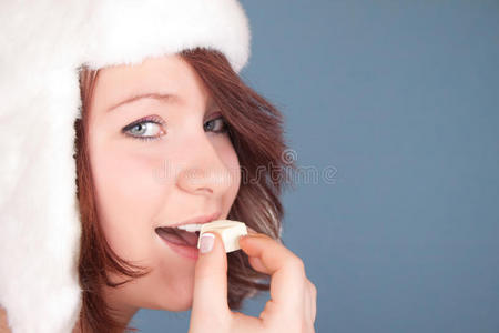 咬白巧克力的女孩肖像