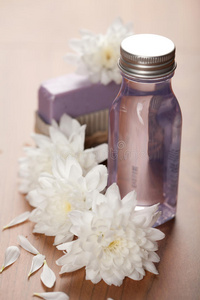 化妆品瓶和花